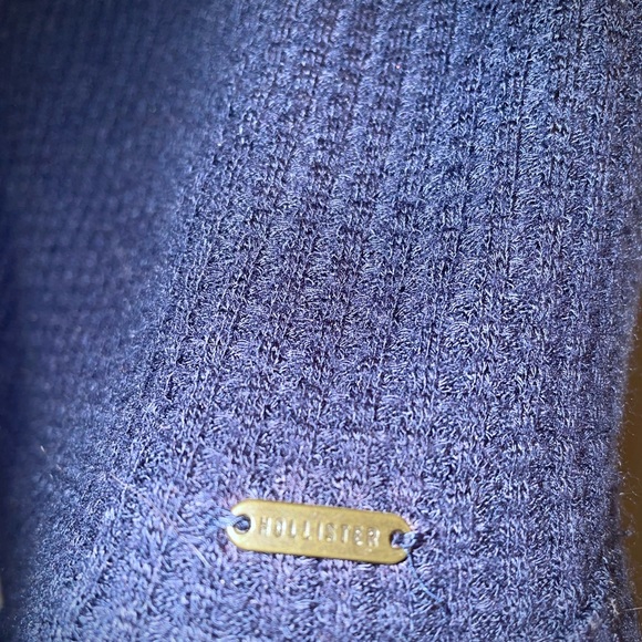 Off-Shoulder Hollister Top - Picture 2 of 4